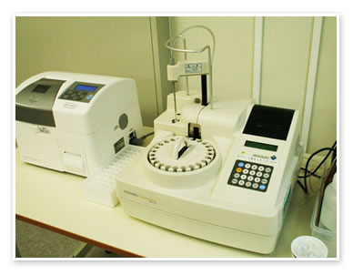 血糖測定器とHbA1c測定器（arkray GA-1152, arkray SI-3610）
